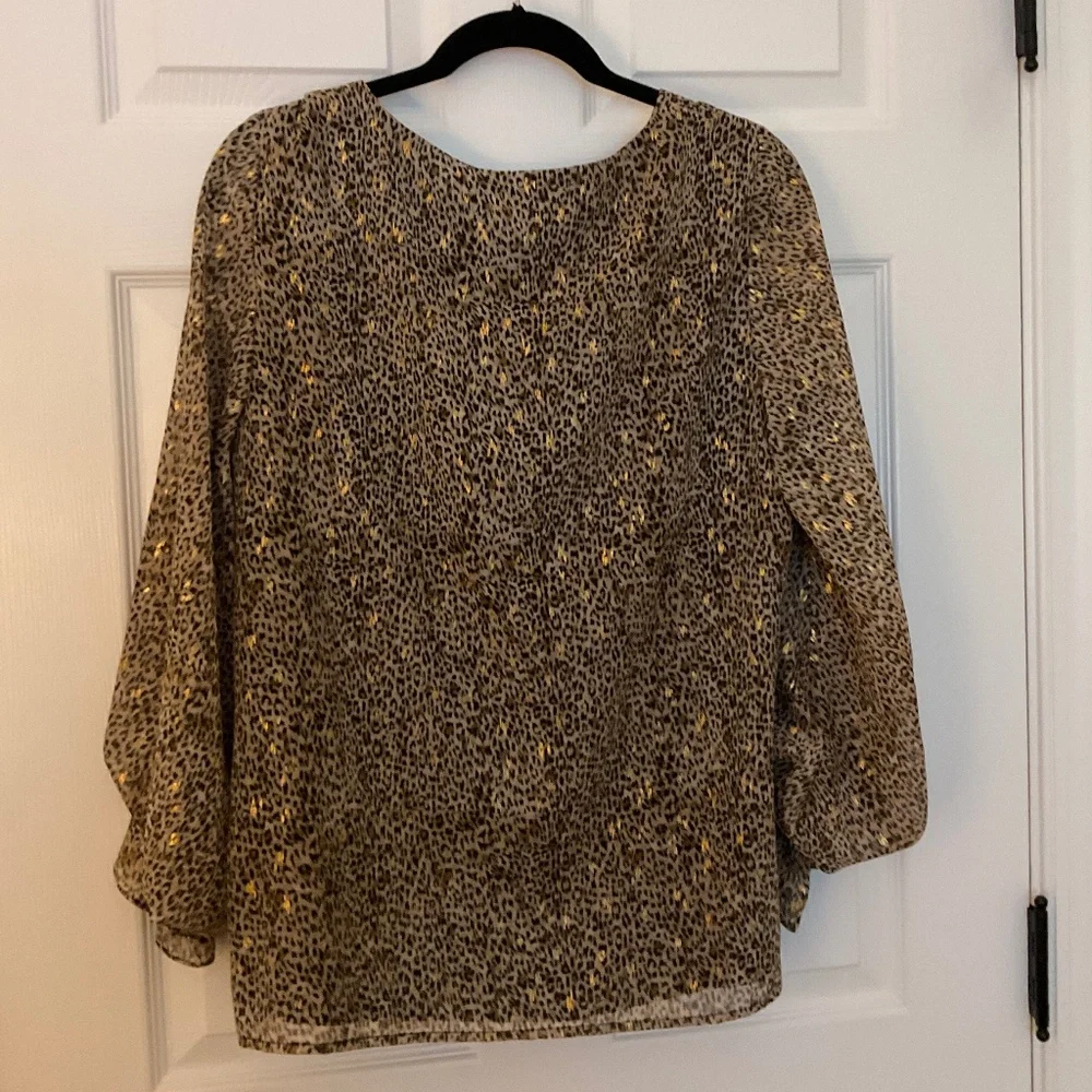 Beautiful ladies v neck long sleeve blouse.  Like new!  Vince Camuto size large - Picture 6 of 9